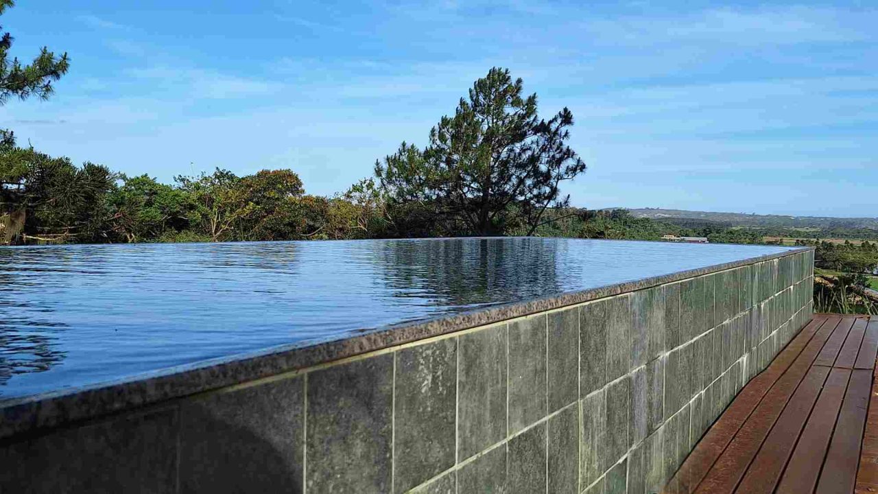 Serviços de piscinas de concreto, vinil e fibra