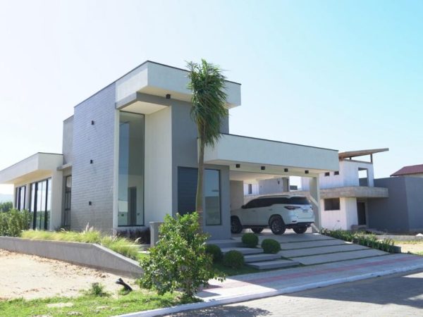 Bela casa de alto padrão à venda no Condominio Rosa Internacional (185m²)
