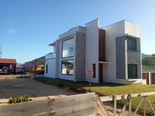 Casa nova a venda á 50 metros da praia do Siriu, em Garopaba, SC!