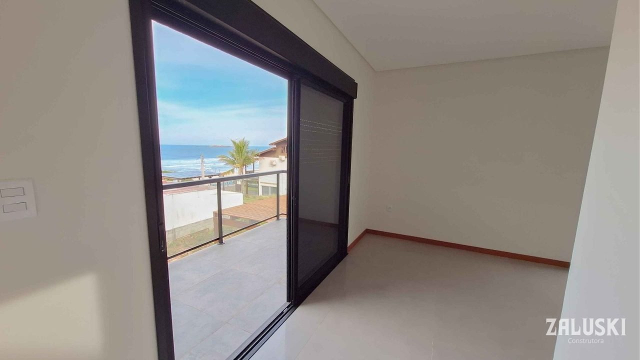 Casa nova a venda á 50 metros da praia do Siriú, em Garopaba, SC! Casa nova a venda á 50 metros da praia do Siriú, em Garopaba, SC!