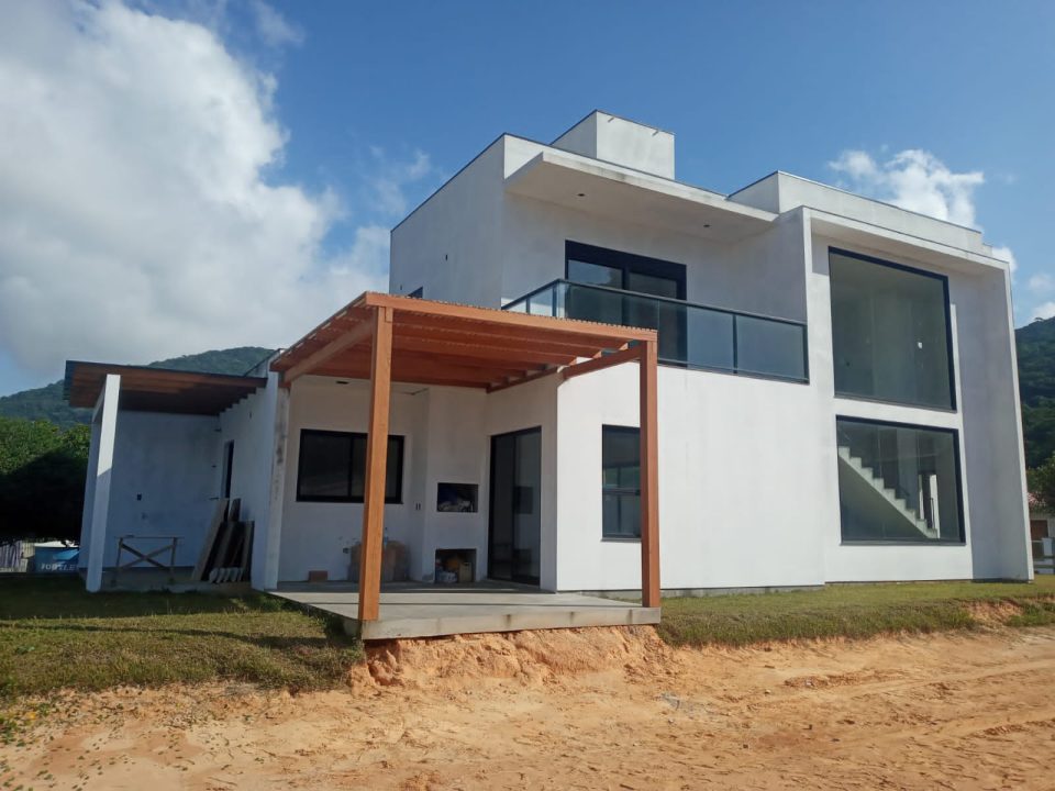 Casa nova a venda á 50 metros da praia do Siriu, em Garopaba, SC!