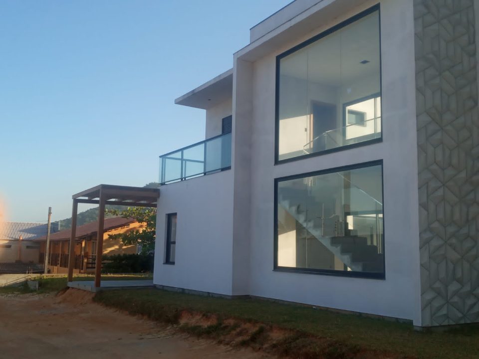 Casa nova a venda á 50 metros da praia do Siriu, em Garopaba, SC!