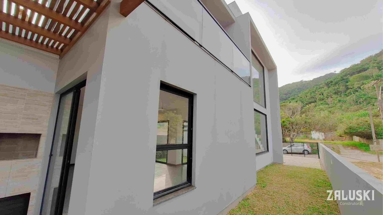 Casa nova a venda á 50 metros da praia do Siriú, em Garopaba, SC! Casa nova a venda á 50 metros da praia do Siriú, em Garopaba, SC!