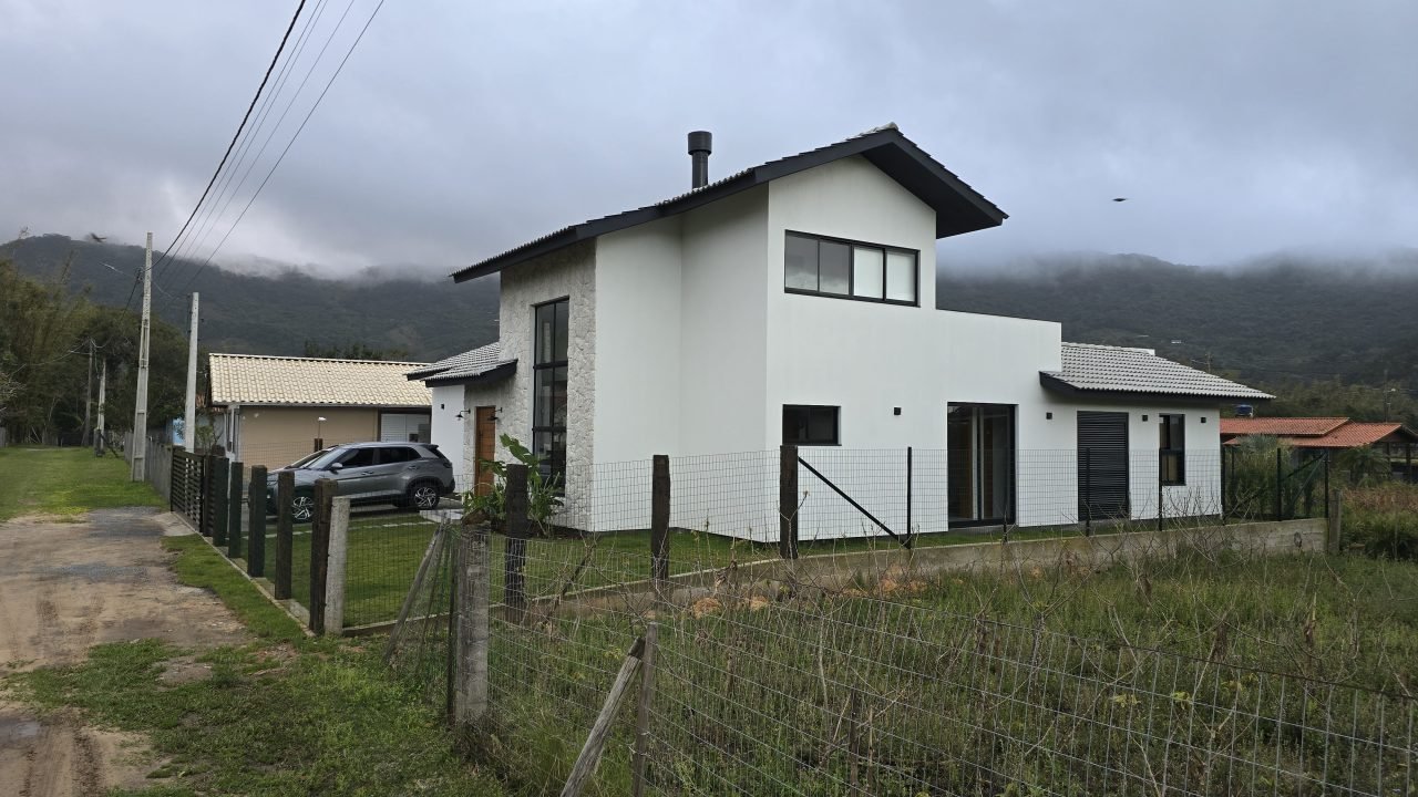 Construtora em Garopaba: Casa Moderna com Suíte Master Construtora em Garopaba: Casa Moderna com Suíte Master