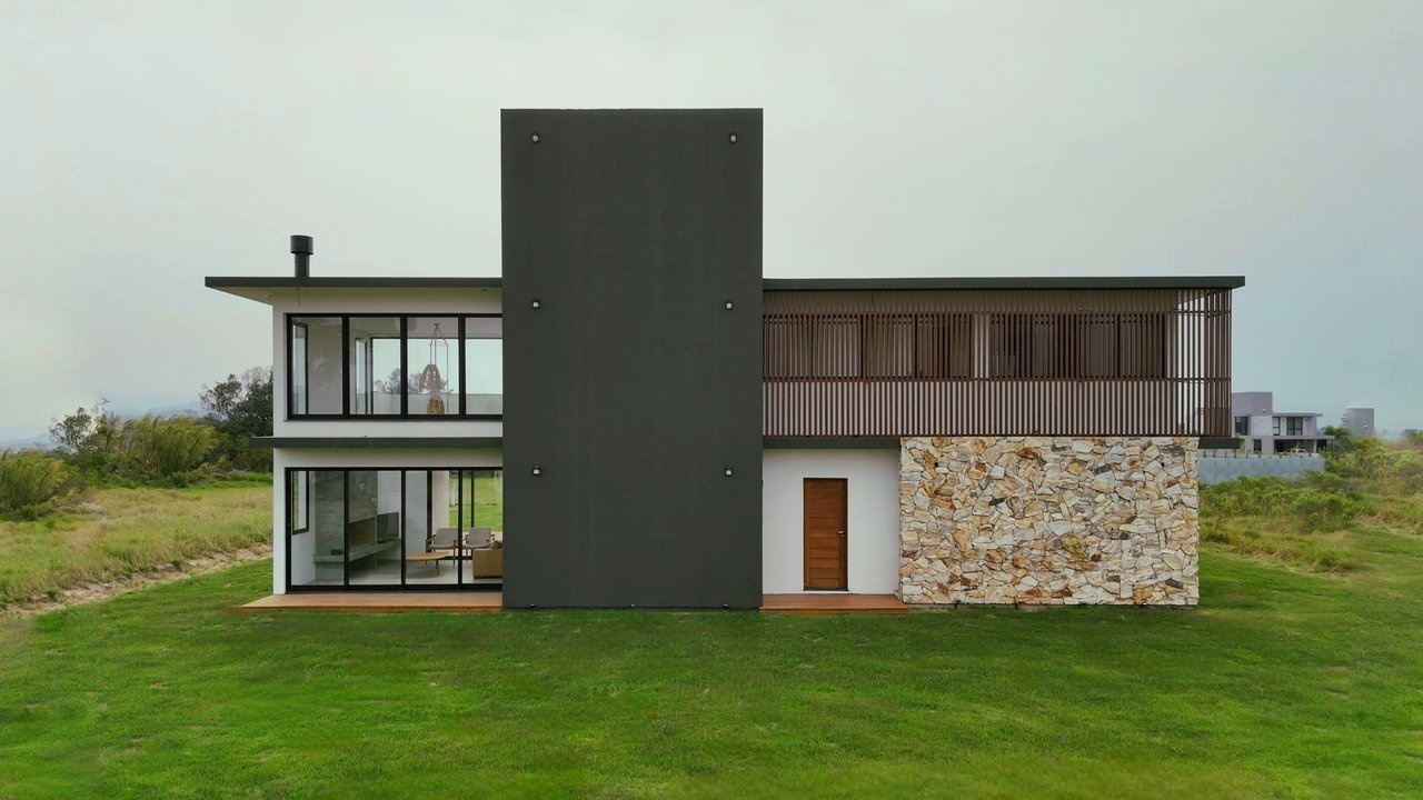 Construtora em Garopaba: Casa com pé direito duplo