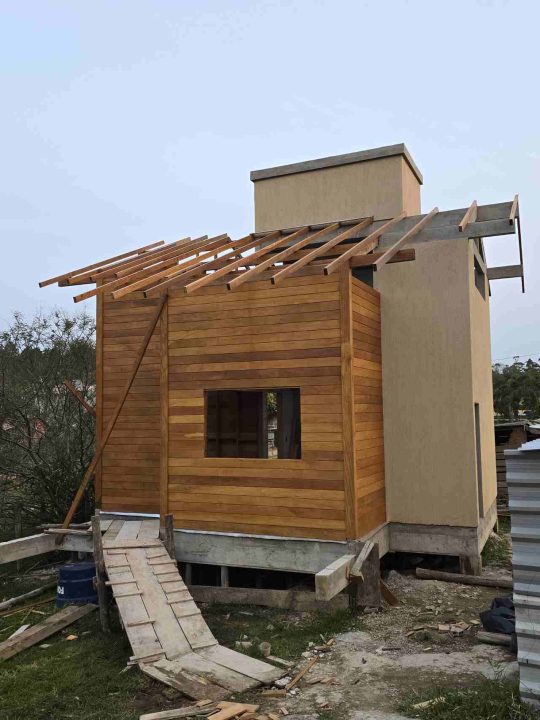 Casa pequena e charmosa em madeira nobre! 2024