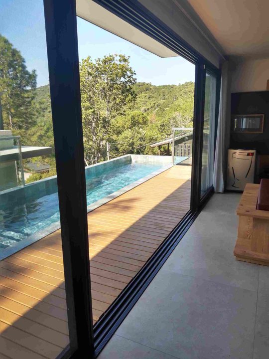 Casa à Venda na Praia do Silveira com 3 Suítes, Piscina e Vista para o Mar!