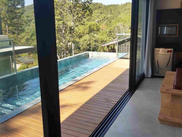 Casa à Venda na Praia do Silveira com 3 Suítes, Piscina e Vista para o Mar!