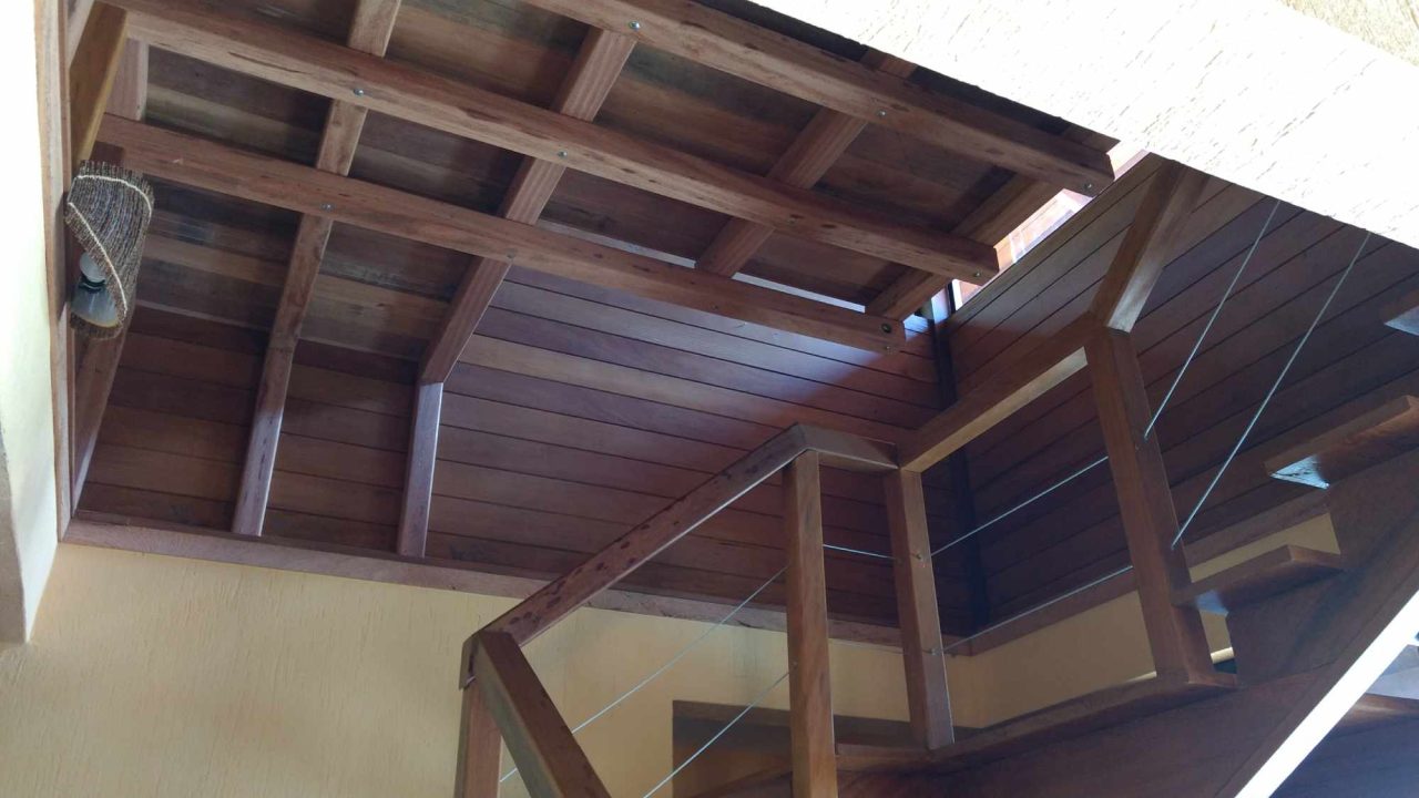 Construtora em Garopaba: Casa de madeira nobre Construtora em Garopaba: Casa de madeira nobre