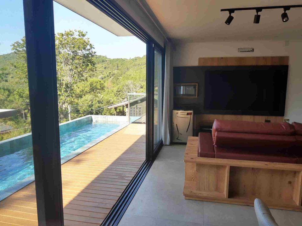 Casa à Venda na Praia do Silveira com 3 Suítes, Piscina e Vista para o Mar!