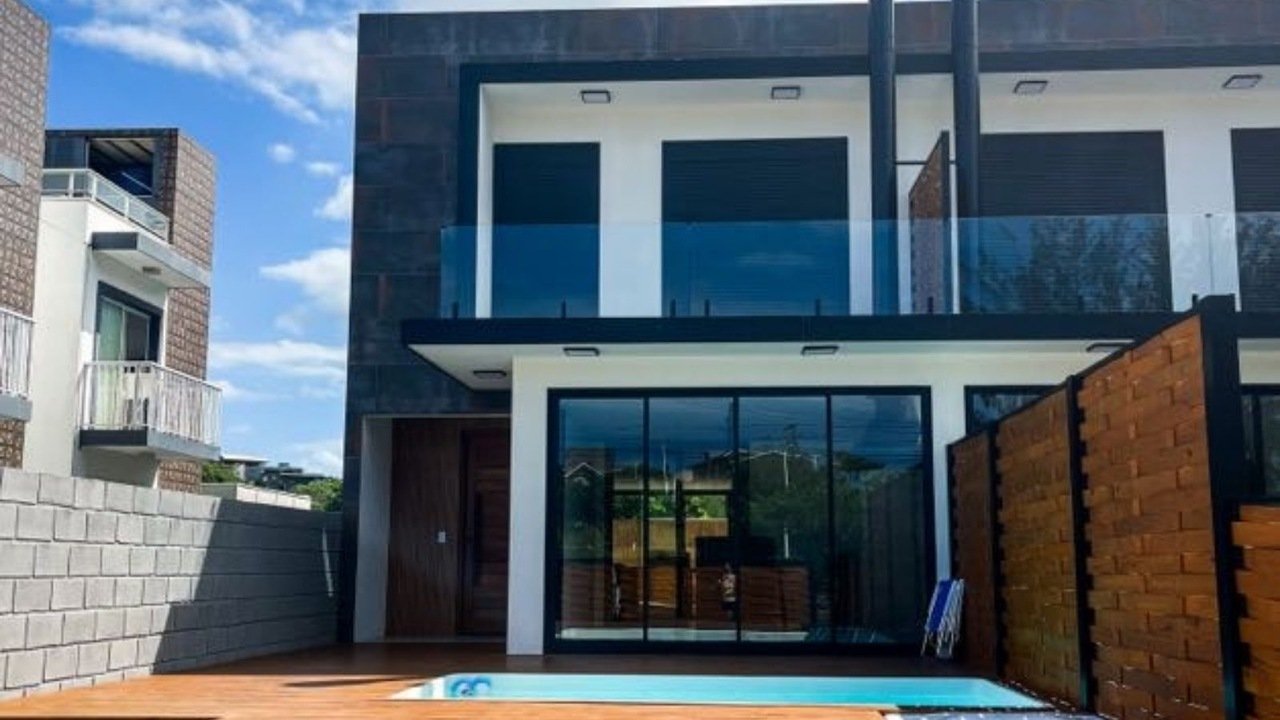 Casa à venda em Garopaba – Com piscina e perto do mar!