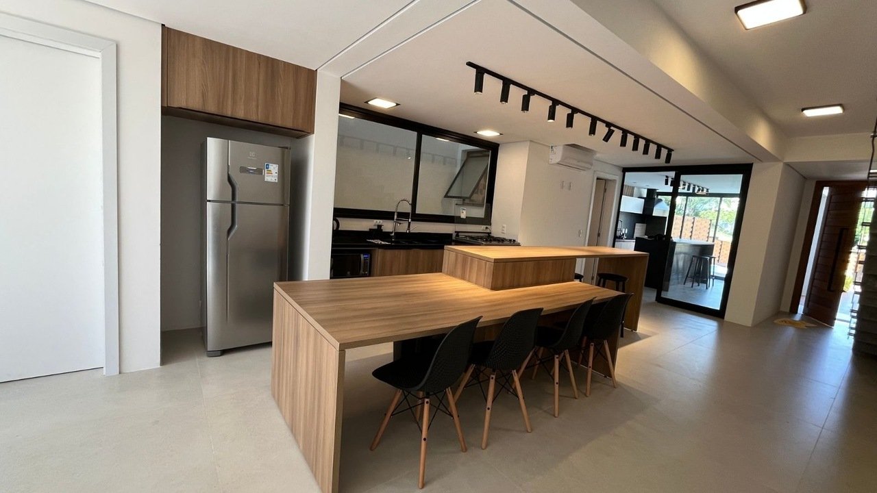 Casa à venda em Garopaba – Com piscina e perto do mar!