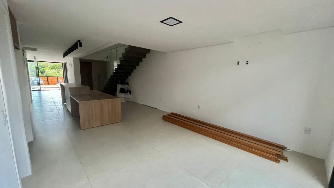 Casa à venda em Garopaba – Com piscina e perto do mar!