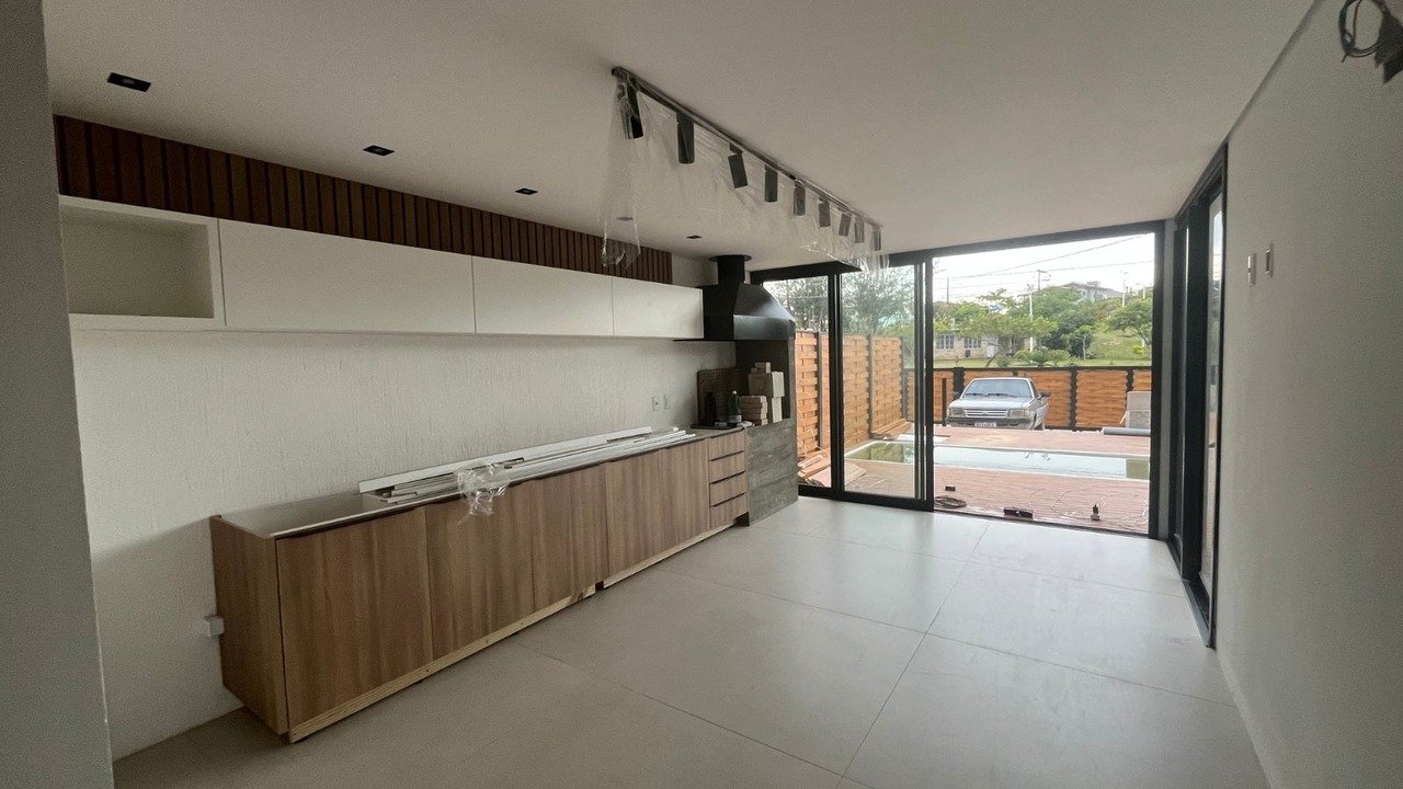 Casa à venda em Garopaba – Com piscina e perto do mar!