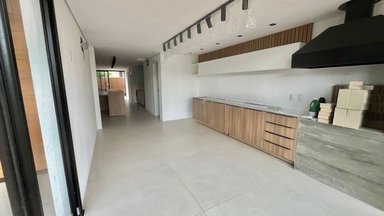 Casa à venda em Garopaba – Com piscina e perto do mar!