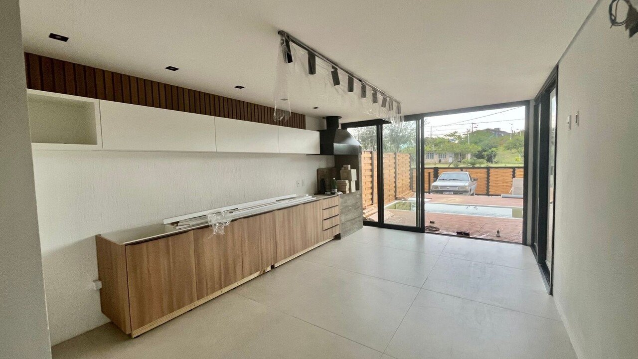 Casa à venda em Garopaba – Com piscina e perto do mar!