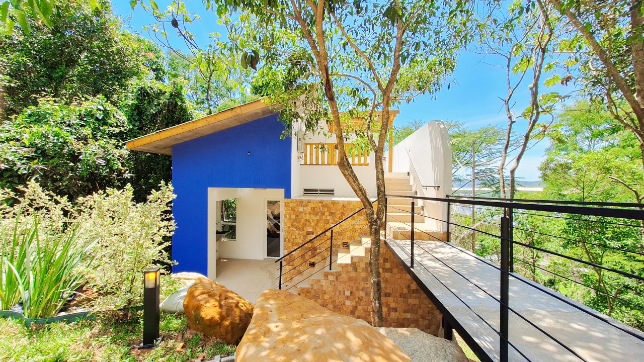 Construtora em Garopaba: Casa com design único no bairro Costa do Macacu