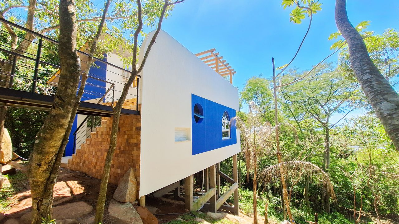 Construtora em Garopaba: Casa com design único no bairro Costa do Macacu