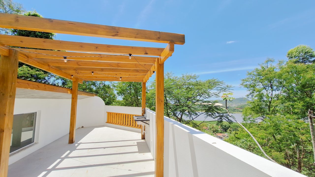 Construtora em Garopaba: Casa com design único no bairro Costa do Macacu