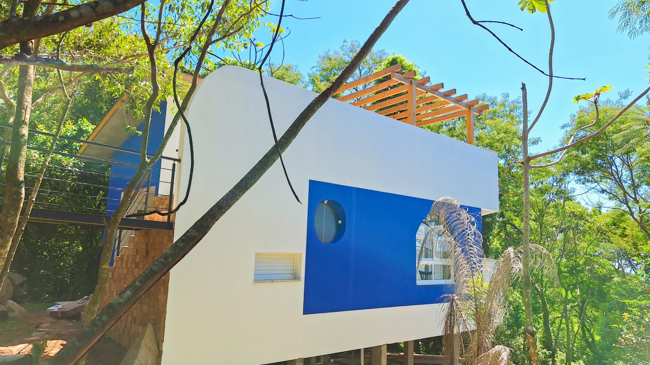 Construtora em Garopaba: Casa com design único no bairro Costa do Macacu