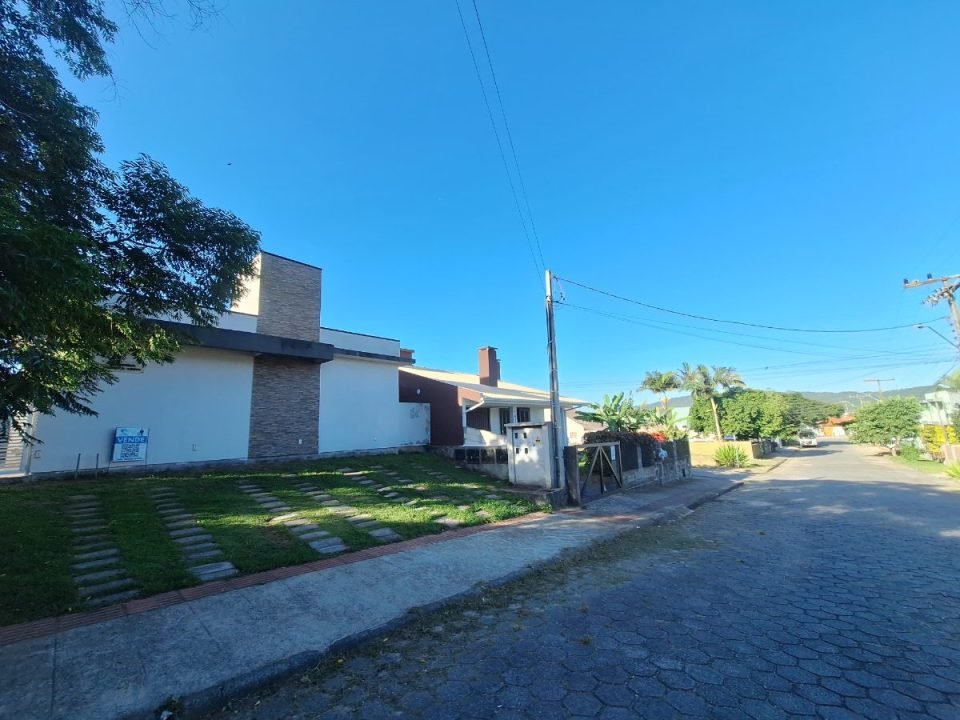 Sobrado à Venda no Village Garopaba | 2 Quartos