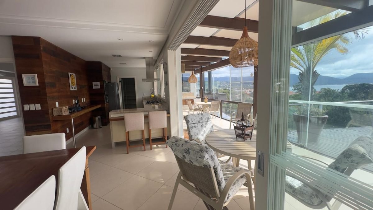 Casa Vista Mar à Venda em Garopaba com 5 Dormitórios