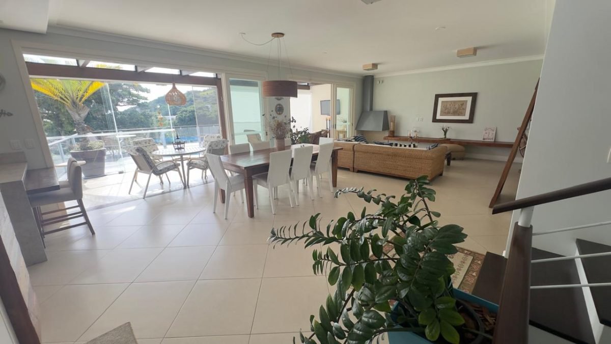 Casa Vista Mar à Venda em Garopaba com 5 Dormitórios