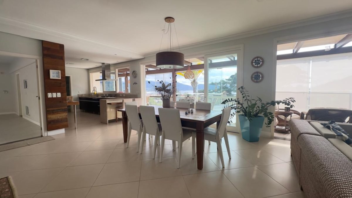 Casa Vista Mar à Venda em Garopaba com 5 Dormitórios