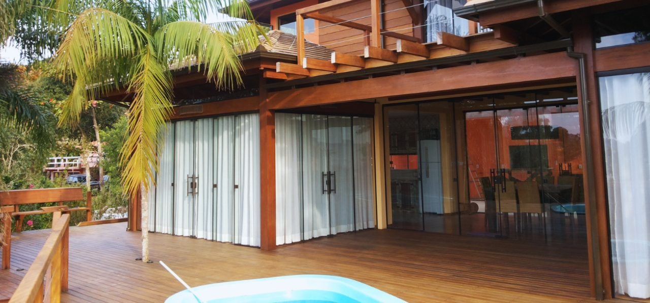 Obra com madeira nobre em Garopaba – Zaluski Construtora